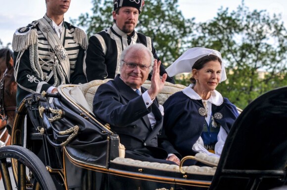 Le couple royal. La famille royale de Suède célébrait le 6 juin 2012 la Fête nationale, se rassemblant en fin d'après-midi pour la traditionnelle parade en carrosse de Drottningholm à Skansen, avant un dîner officiel au palais.