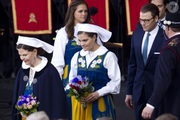 La famille royale de Suède célébrait le 6 juin la Fête nationale 2012. Le roi Carl XVI Gustaf, la reine Silvia, la princesse Victoria, le prince Daniel, le prince Carl Philip et la princesse Madeleine se sont réunis pour la procession en carrosse du palais Drottningholm à Skansen, en fin de journée, avant le dîner officiel donné pour l'occasion.