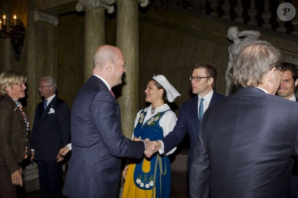 La princesse Victoria de Suède accueille le Premier ministre Frederik Reinfeldt.
La famille royale de Suède célébrait le 6 juin la Fête nationale 2012. Le roi Carl XVI Gustaf, la reine Silvia, la princesse Victoria, le prince Daniel, le prince Carl Philip et la princesse Madeleine se sont réunis pour la procession en carrosse du palais Drottningholm à Skansen, en fin de journée, avant le dîner officiel donné pour l'occasion.