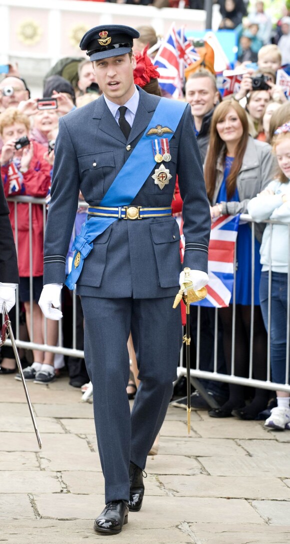 Clarence House a annoncé le 7 juin 2012 que le prince William (photo : en uniforme de la RAF dimanche 3 juin 2012 lors de la parade fluviale du jubilé de diamant) avait été promu au grade de capitaine de la Royal Air Force, suite à la réussite de tests le 29 mai. Le fils du prince Charles va désormais pouvoir prendre le commandement des opérations dans son unité de recherche et de secours, au sein du 22e escadron de la RAF Valley