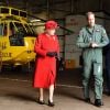 Clarence House a annoncé le 7 juin 2012 que le prince William (photo : le 1er avril 2011, visite guidée de sa base pour la reine) avait été promu au grade de capitaine de la Royal Air Force, suite à la réussite de tests le 29 mai. Le fils du prince Charles va désormais pouvoir prendre le commandement des opérations dans son unité de recherche et de secours, au sein du 22e escadron de la RAF Valley