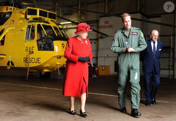 Clarence House a annoncé le 7 juin 2012 que le prince William (photo : le 1er avril 2011, visite guidée de sa base pour la reine) avait été promu au grade de capitaine de la Royal Air Force, suite à la réussite de tests le 29 mai. Le fils du prince Charles va désormais pouvoir prendre le commandement des opérations dans son unité de recherche et de secours, au sein du 22e escadron de la RAF Valley