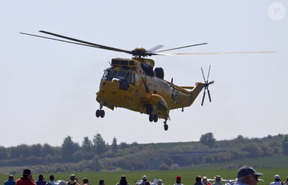 Clarence House a annoncé le 7 juin 2012 que le prince William avait été promu au grade de capitaine de la Royal Air Force, suite à la réussite de tests le 29 mai. Le fils du prince Charles va désormais pouvoir prendre le commandement des opérations dans son unité de recherche et de secours, au sein du 22e escadron de la RAF Valley