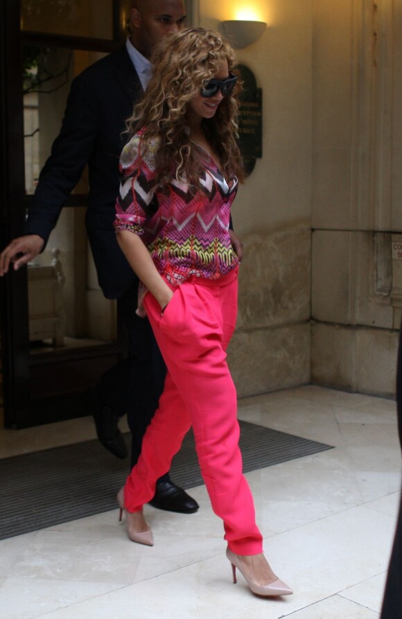 Beyoncé à la sortie de l'hôtel Le Meurice, porte des lunettes Grey Ant, un chemiser Carven, un pantalon Vionnet et des escarpins Christian Louboutin. Paris, le 4 juin 2012.