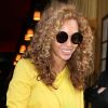 Beyoncé à la sortie de l'hôtel Costes, habillée d'un total look Surface To Air, accessoirisé de lunettes Linda Farrow X The Row, d'une pochette Alexander Mcqueen et de sandales Prada. Paris, le 7 juin 2012.