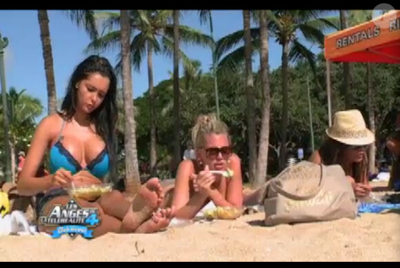 Nabila et Amélie à la plage dans Les Anges de la télé-réalité 4 le vendredi 8 juin 2012 sur NRJ 12