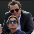 Anne-Sophie Lapix et son époux Arthur Sadoun lors de la demi-finale hommes du tournoi de tennis de Roland Garros le vendredi 8 juin 2012