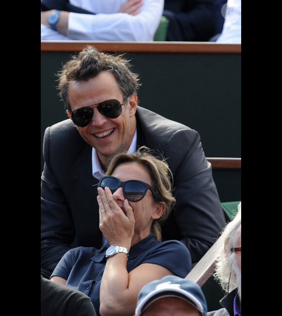 Anne-Sophie Lapix et son époux Arthur Sadoun lors de la demi-finale hommes du tournoi de tennis de Roland Garros le vendredi 8 juin 2012