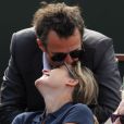 Anne-Sophie Lapix et son époux Arthur Sadoun, plus amoureux que jamais, lors de la demi-finale hommes du tournoi de tennis de Roland Garros le vendredi 8 juin 2012
