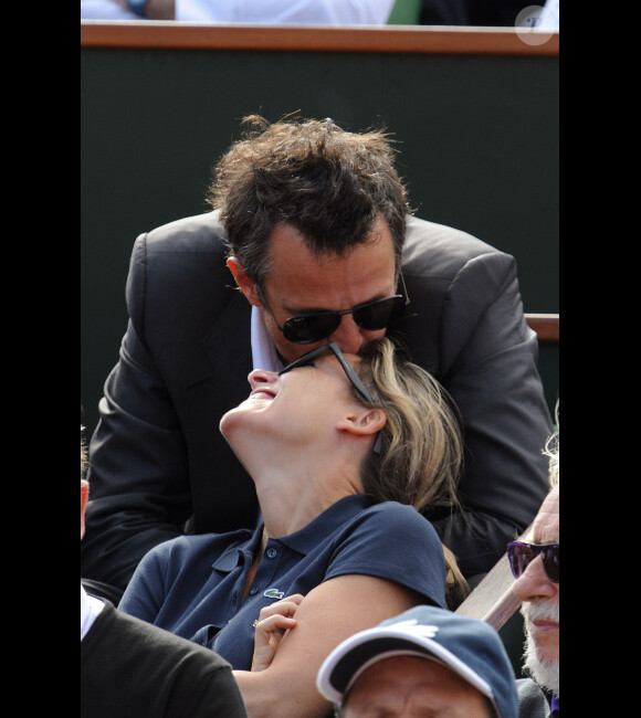 Anne-Sophie Lapix et son époux Arthur Sadoun, plus amoureux que jamais, lors de la demi-finale hommes du tournoi de tennis de Roland Garros le vendredi 8 juin 2012