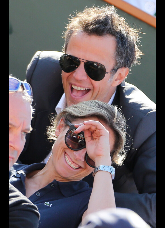 Anne-Sophie Lapix et son mari Arthur Sadoun lors de la demi-finale hommes le vendredi 8 juin 2012 à Roland Garros 