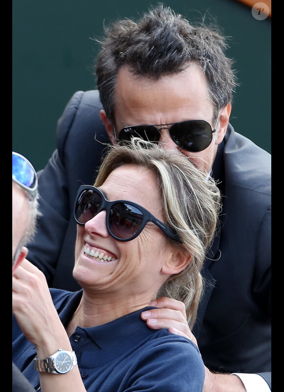 Anne-Sophie Lapix et son mari Arthur Sadoun lors de la demi-finale hommes le vendredi 8 juin 2012 à Roland Garros 