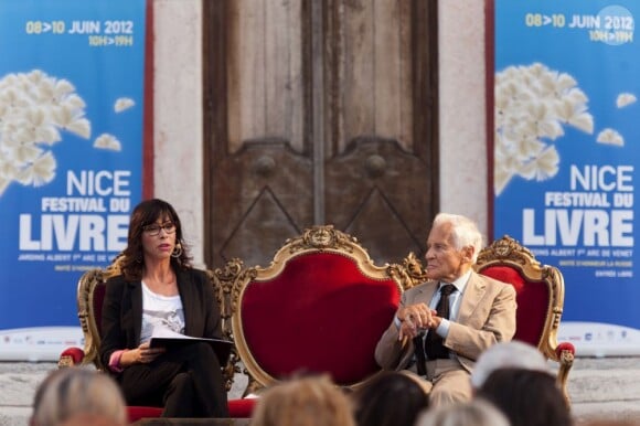 Mathilda May et Jean d'Ormesson au Festival de Livre de Nice, le 8 juin 2012.