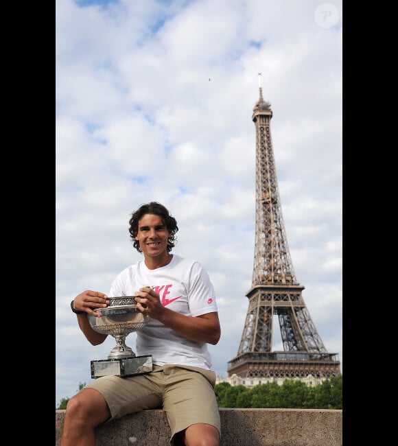 Rafael Nadal pose avec son trophée sur le pont de Bir-Hakeim après avoir décroché son septième titre sur la terre battue de Roland-Garros le 11 juin 2012