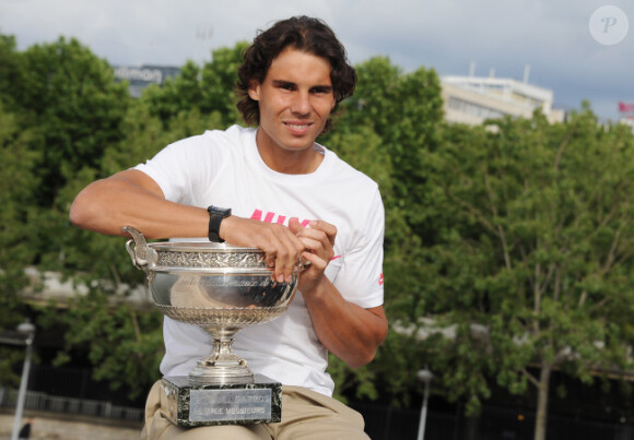 Rafael Nadal pose avec son trophée sur le pont de Bir-Hakeim après avoir décroché son septième titre sur la terre battue de Roland-Garros le 11 juin 2012
