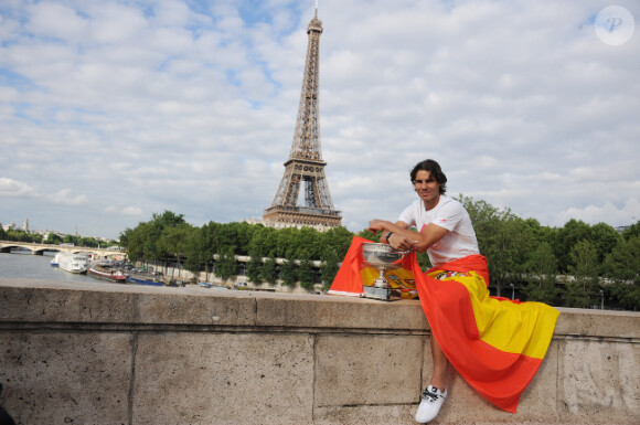 Rafael Nadal peut savourer son trophée chèrement acquis pour la septième fois sur la terre battue de Roland-Garros le 11 juin 2012