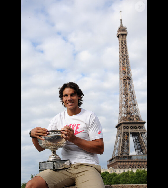 Rafael Nadal pose avec son trophée sur le pont de Bir-Hakeim après avoir décroché son septième titre sur la terre battue de Roland-Garros le 11 juin 2012