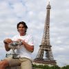 Rafael Nadal pose avec son trophée sur le pont de Bir-Hakeim après avoir décroché son septième titre sur la terre battue de Roland-Garros le 11 juin 2012