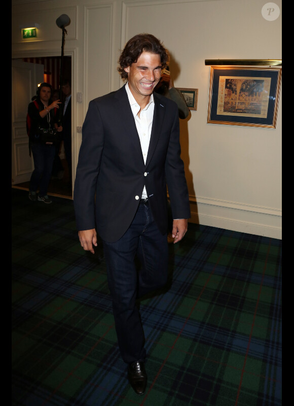 Rafael Nadal tout sourire après son septième titre acquis à Roland-Garros entouré de ses proches à l'hôtel Intercontinental de Paris le 11 juin 2012