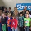 La princesse Maxima des Pays-Bas dans une école élémentaire de Tjalleberd le 12 juin 2012 pour le programme Pop in School, sous l'égide du projet Kinderen Meken Muziek qu'elle a lancé en 2011 avec le Fonds Orange.