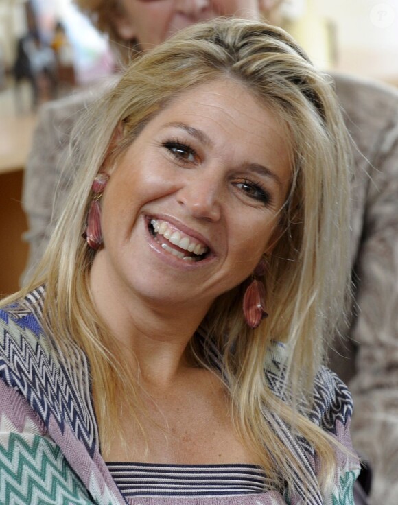 La princesse Maxima des Pays-Bas dans une école élémentaire de Tjalleberd le 12 juin 2012 pour le programme Pop in School, sous l'égide du projet Kinderen Meken Muziek qu'elle a lancé en 2011 avec le Fonds Orange.