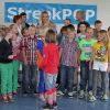 La princesse Maxima des Pays-Bas dans une école élémentaire de Tjalleberd le 12 juin 2012 pour le programme Pop in School, sous l'égide du projet Kinderen Meken Muziek qu'elle a lancé en 2011 avec le Fonds Orange.