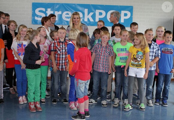 La princesse Maxima des Pays-Bas dans une école élémentaire de Tjalleberd le 12 juin 2012 pour le programme Pop in School, sous l'égide du projet Kinderen Meken Muziek qu'elle a lancé en 2011 avec le Fonds Orange.