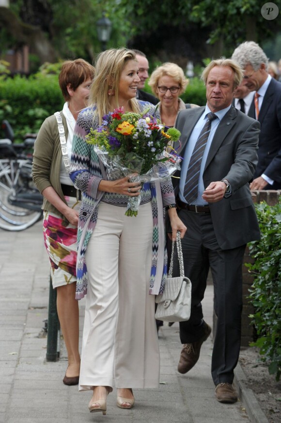La princesse Maxima des Pays-Bas dans une école élémentaire de Tjalleberd le 12 juin 2012 pour le programme Pop in School, sous l'égide du projet Kinderen Meken Muziek qu'elle a lancé en 2011 avec le Fonds Orange.