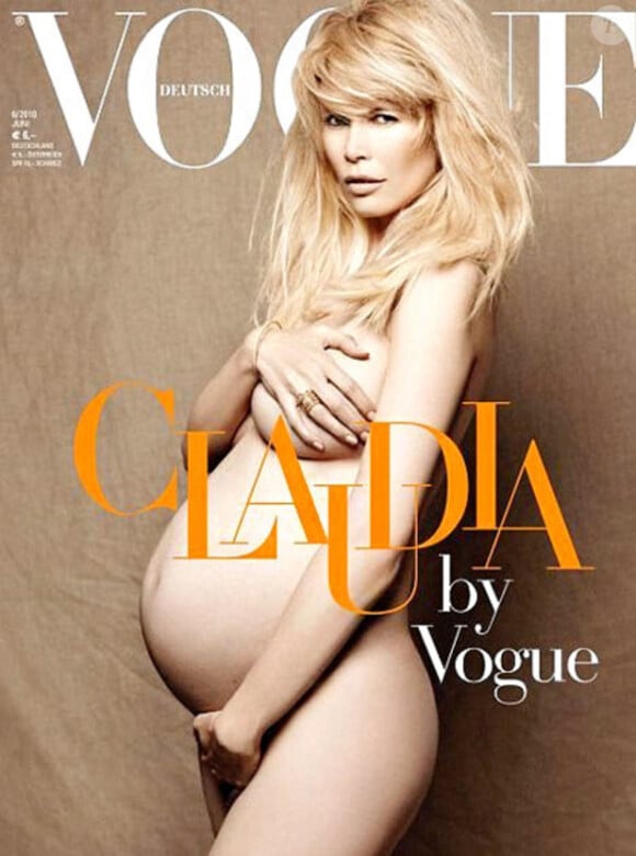 Claudia Schiffer en couverture de Vogue (2010) photographiée par Karl Lagerfeld.