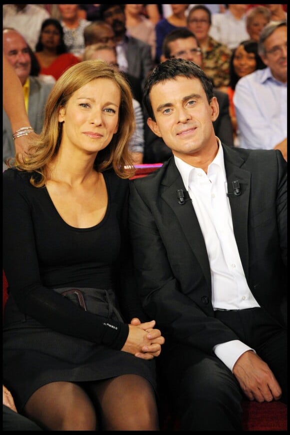 Manuel Valls et Anne Gravoin sur le plateau de Vivement Dimanche, le 29 septembre 2010.