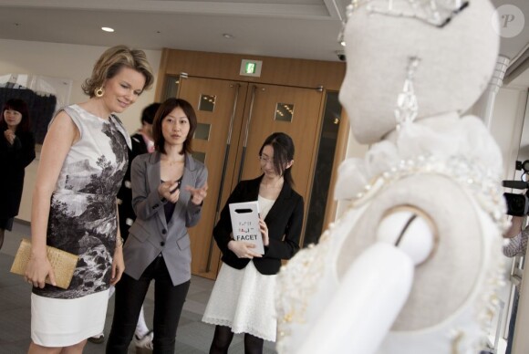 La princesse Mathilde de Belgique au musée de l'Université Bunka Gakuen le 12 juin 2012, dans le cadre de la visite économique au Japon du prince Philippe.