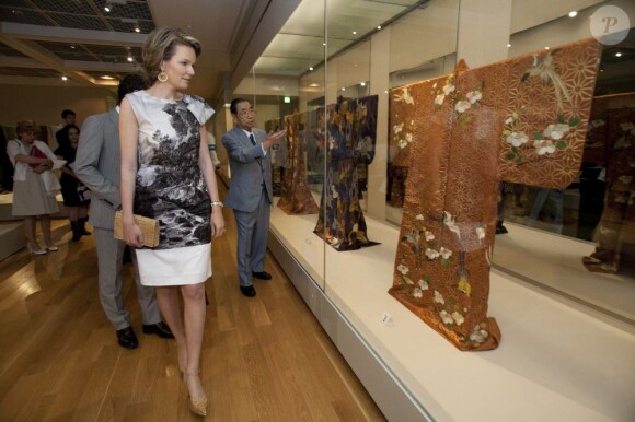 La princesse Mathilde de Belgique au musée de l'Université Bunka Gakuen le 12 juin 2012, dans le cadre de la visite économique au Japon du prince Philippe.