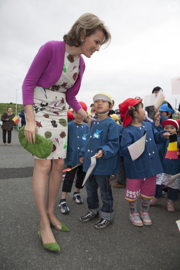 La princesse Mathilde de Belgique en visite à Sendai, au Japon, le 13 juin 2012, à la rencontre de la communauté Hiwamari et de personnes victimes du tsunami de 2011.