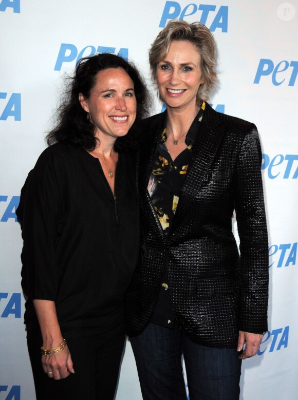 Jane Lynch et sa compagne Lara Embry à la soirée caritative "Stand Up For Animals" organisée par la PETA à Los Angeles, le 13 juin 2012.
