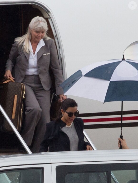 Kim Kardashian et sa mère Kris Jenner arrivent à Paris par l'aéroport du Bourget, le 16 juin 2012