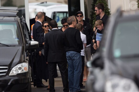 Kim Kardashian et sa mère Kris Jenner arrivent à Paris par l'aéroport du Bourget, le 16 juin 2012