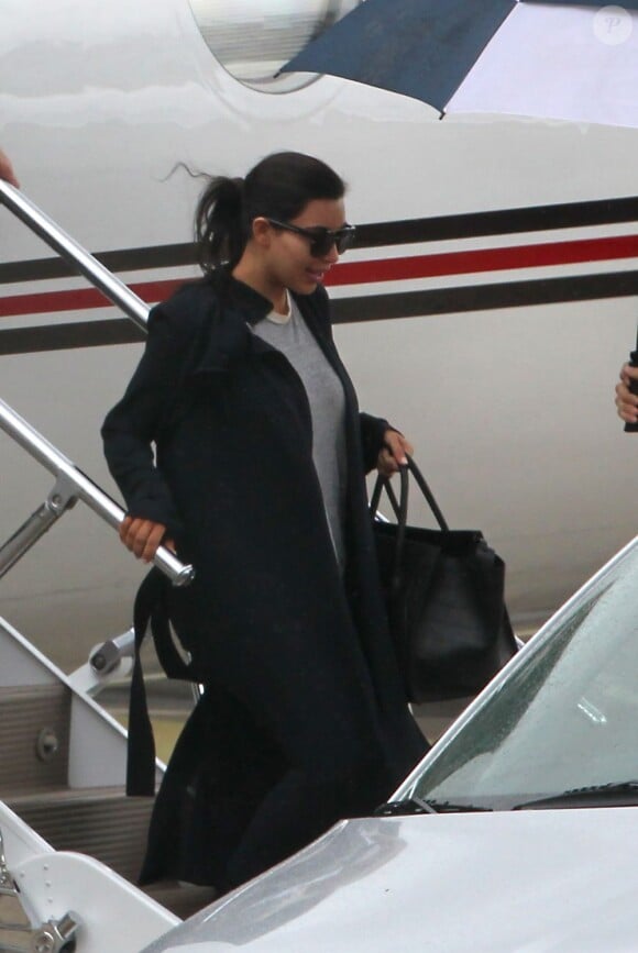 Kim Kardashian et sa mère Kris Jenner arrivent à Paris par l'aéroport du Bourget, le 16 juin 2012