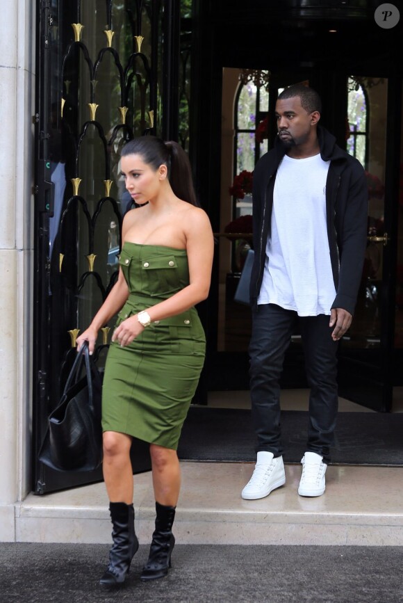 Amoureux, Kanye West et Kim Kardashian sortent de leur hôtel George V, à Paris le 17 juin 2012