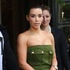 Sublime, Kim Kardashian sort de son hôtel George V, à Paris le 17 juin 2012