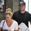 Hilary Duff et son mari Mike Comrie quittent l'hôpital après une visite de routine pour leur petit Luca. Santa Monica, le 17 juin 2012.