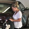 Hilary Duff et son mari Mike Comrie quittent un hôpital après une visite de routine pour leur petit Luca. Santa Monica, 17 juin 2012.