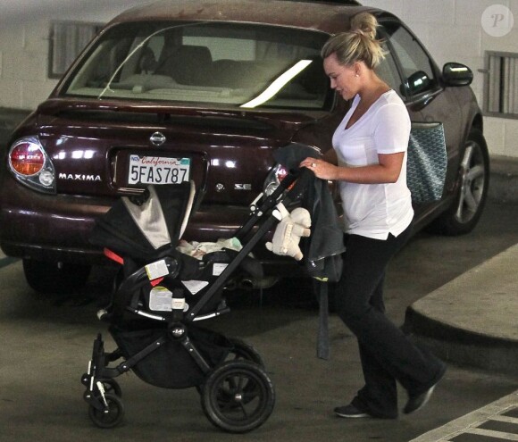Hilary Duff et son mari Mike Comrie quittent un hôpital après une visite de routine pour leur petit Luca. Santa Monica, 17 juin 2012.