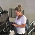 Hilary Duff et son mari Mike Comrie quittent un hôpital après une visite de routine pour leur petit Luca. Santa Monica, le 17 juin 2012.