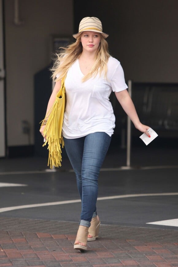Hilary Duff, légèrement ronde mais toujours stylée au cours d'une visite au Niketown à Los Angeles. Le 12 juin 2012.