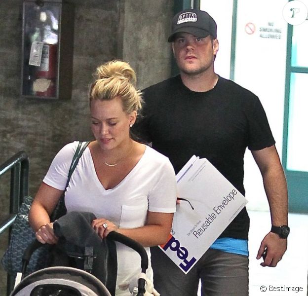Hilary Duff et son mari Mike Comrie quittent un hôpital après une visite de routine pour leur petit Luca. Santa Monica, le 17 juin 2012.