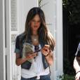 Alessandra Ambrosio se rend sur le shooting de la campagne Colcci à Los Angeles. Elle y a retrouvé Ashton Kutcher. Le 18 juin 2012