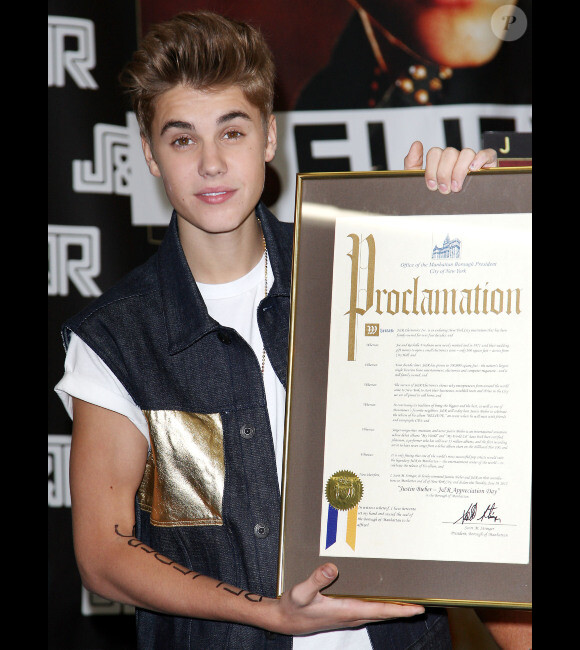 Justin Bieber conviait ses fans à une séance de dédicaces au magasin J&R, à New York, le mardi 19 juin 2012.