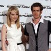 La couple sur les écrans comme dans la vie Emma Stone et Andrew Garfield enlacés lors du photocall de The Amazing Spider-Man à Rome. Le 22 juin 2012.