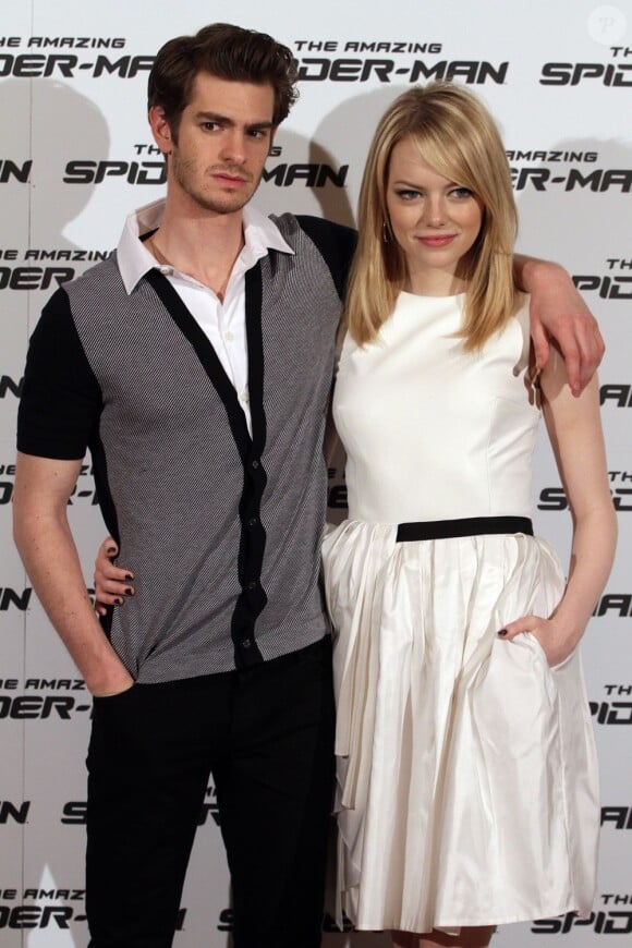 Emma Stone et Andrew Garfield bras dessus bras dessous lors du photocall de The Amazing Spider-Man à Rome. Le 22 juin 2012.