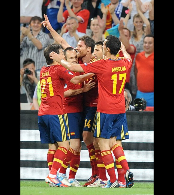 Xabi Alonso et ses coéquipiers lors de la défaite de l'équipe de France face à l'Espagne en quart de finale de l'Euro 2012 à Donetsk le 23 juin 2012